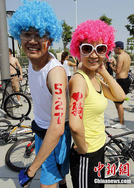 上海青年街头裸骑宣传环保