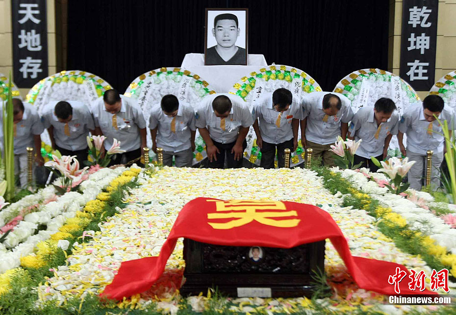 重庆最美的哥追悼会各界市民来悼念17