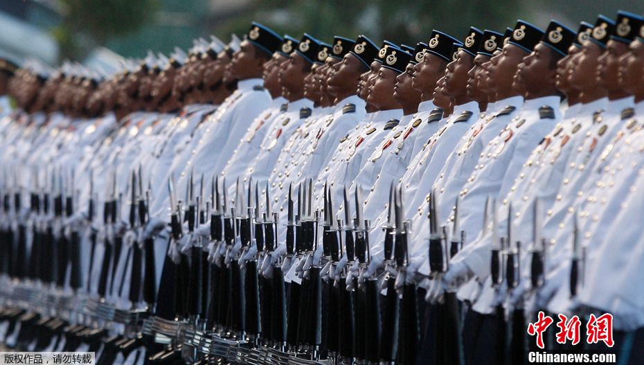 马来西亚举行盛大阅兵式为国王庆生