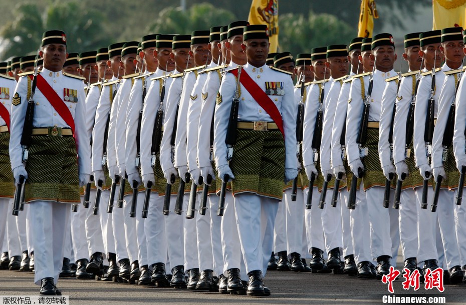 马来西亚举行盛大阅兵式为国王庆生