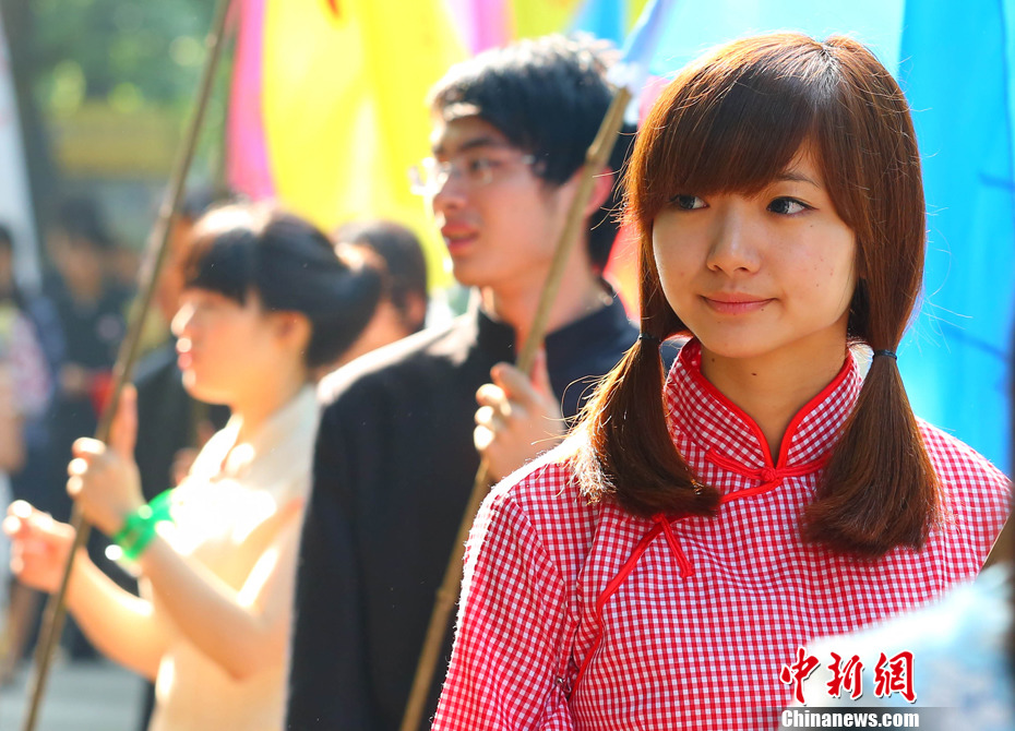 大学生着民国时期学生服迎东南大学校庆110周年