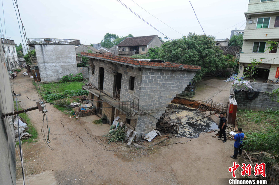 广西南宁四个村落出现地面沉陷疏散近千人