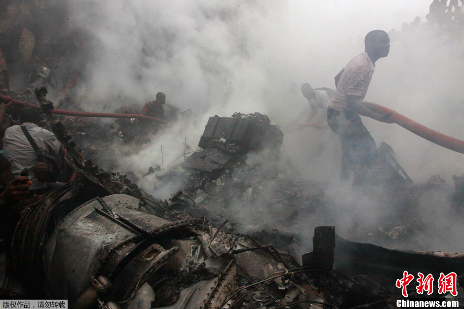 尼日利亚一客机坠落居民区 至少193人遇难