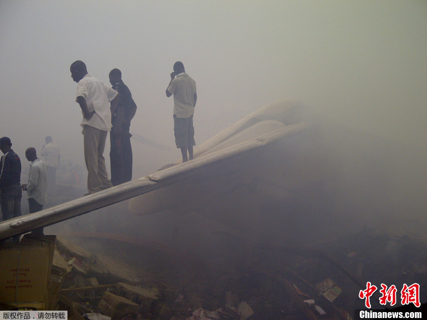 尼日利亚一客机坠落居民区 至少193人遇难