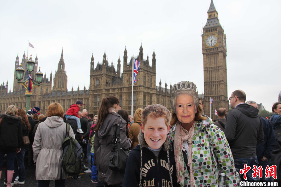 英女王钻石禧年庆典 民众戴面具参观