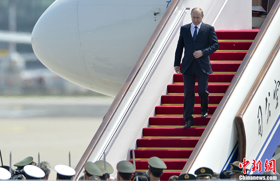 中国外交部副部长张志军迎接普京抵达北京