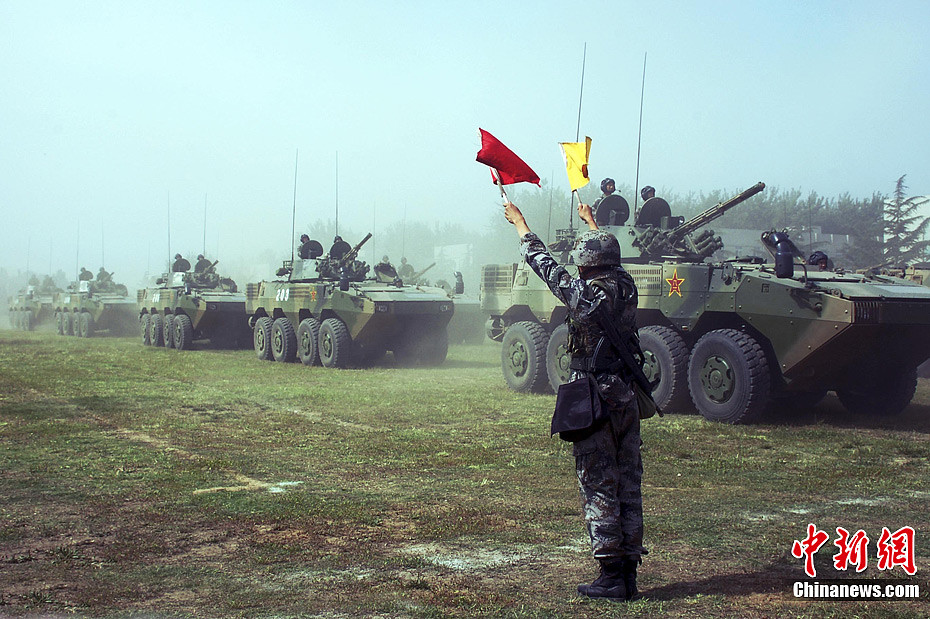 近日,某师铁拳团在团长魏德明的带领下,按照实战要求