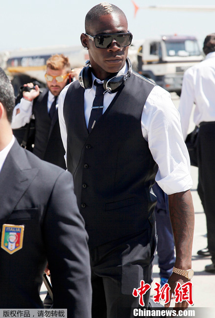 意大利国家队启程飞赴波兰西装墨镜为欧洲杯造势
