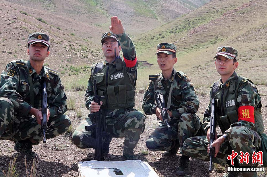 新疆边防天山脚下开展战术训练