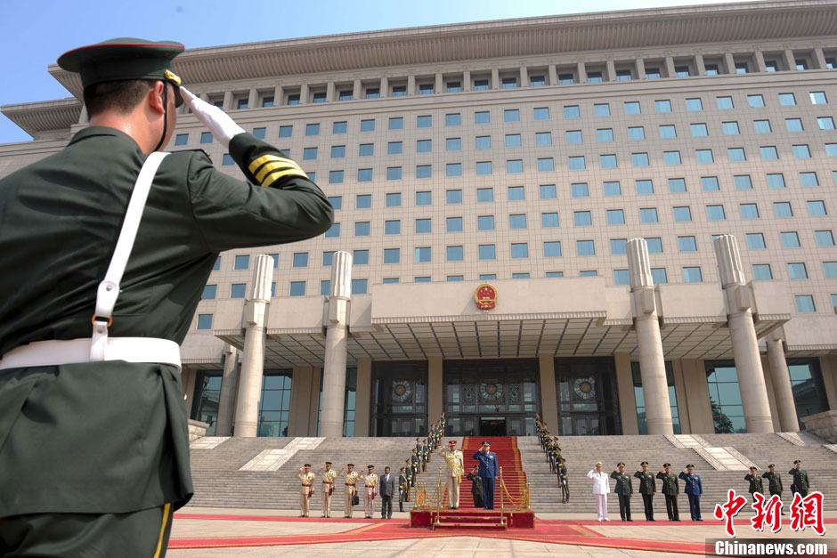 6月7日,中国人民解放军副总参谋长马晓天空军上将在北京八一大楼为