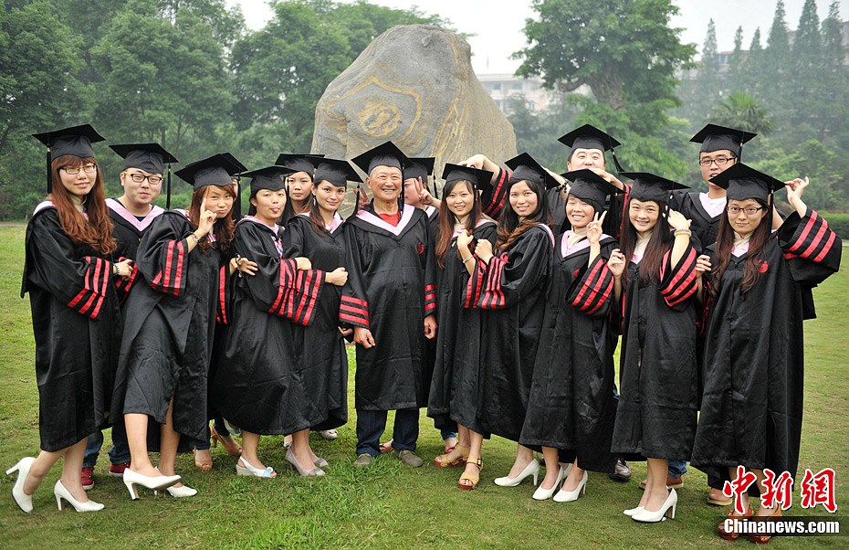 四川77岁大学生与90后同学毕业照