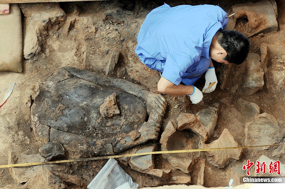 秦俑百戏俑坑发现巨人俑127