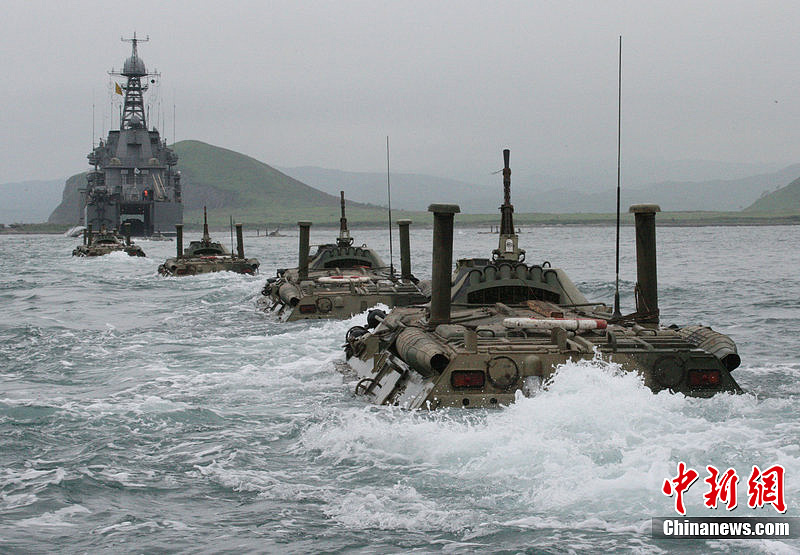 俄太平洋舰队海军陆战队举行模拟登陆演习