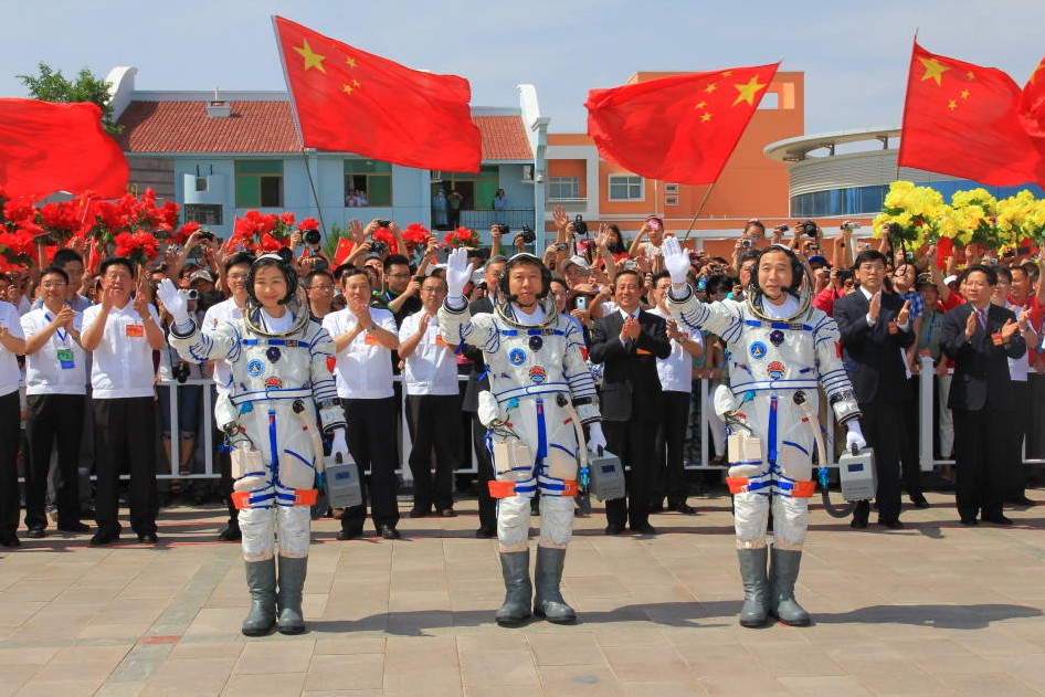 神舟九号航天员出征仪式举行