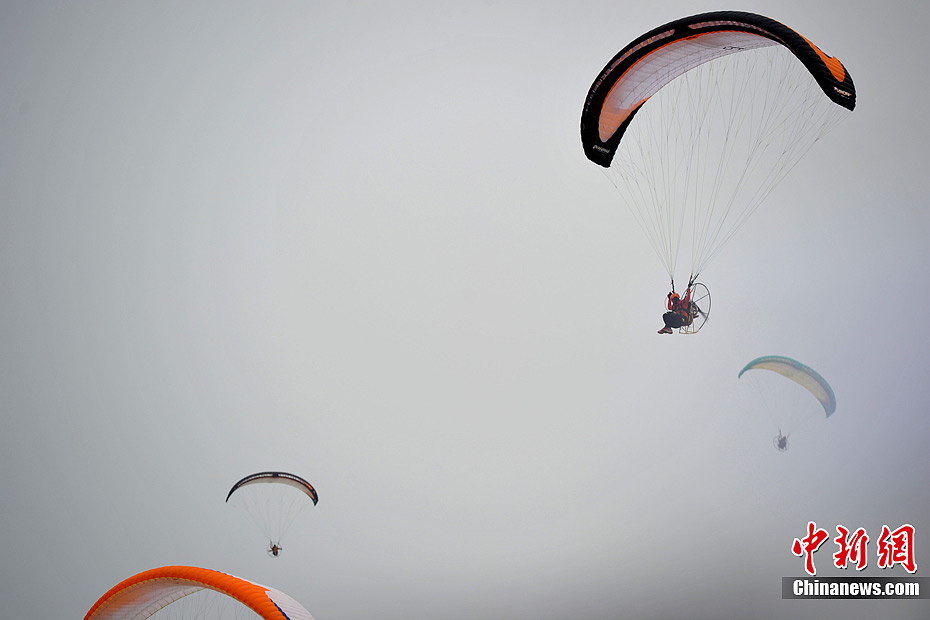 亚沙会动力滑翔伞收官运动员遨游天空
