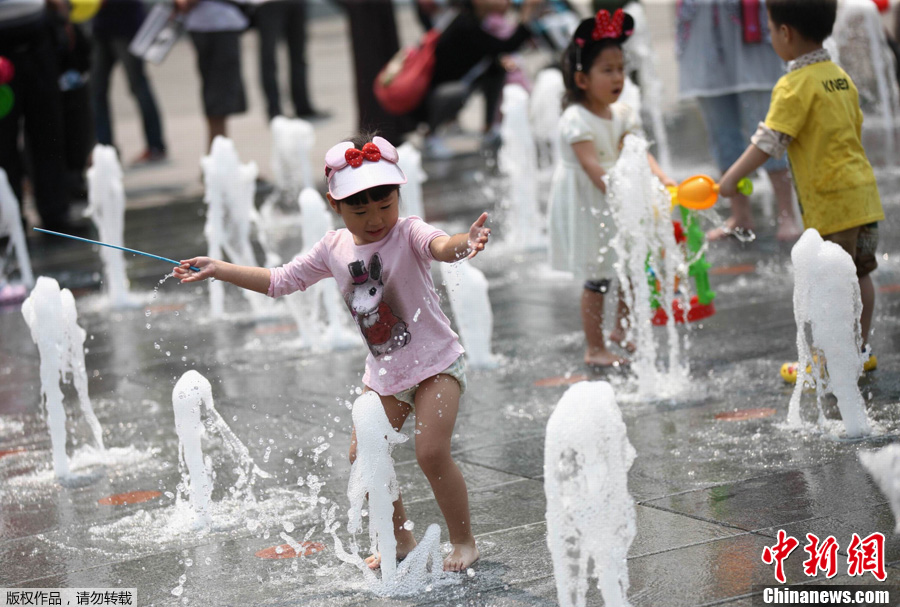 热浪来袭世界各地孩子戏水萌态