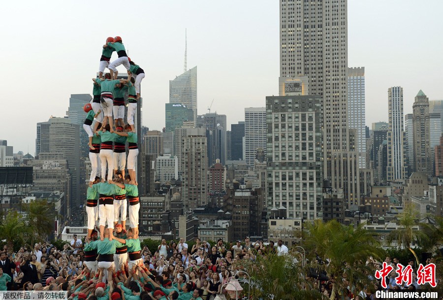 美国纽约上演惊险叠人塔欲创世界纪录
