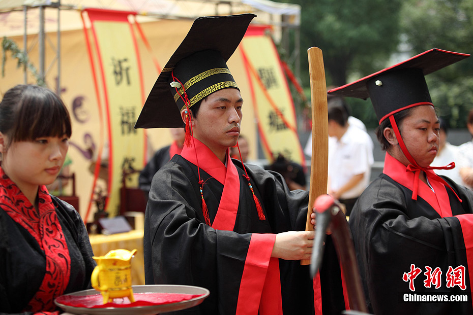 汉服爱好者南京祭古人服艾酒过端午