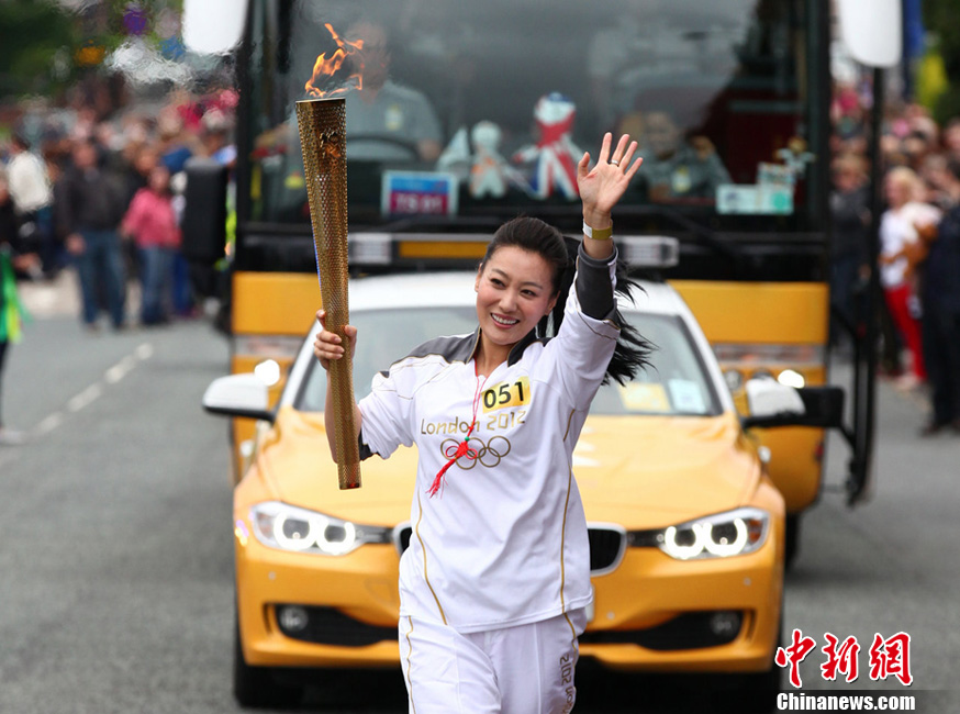 谭晶伦敦传递奥运火炬-中新网