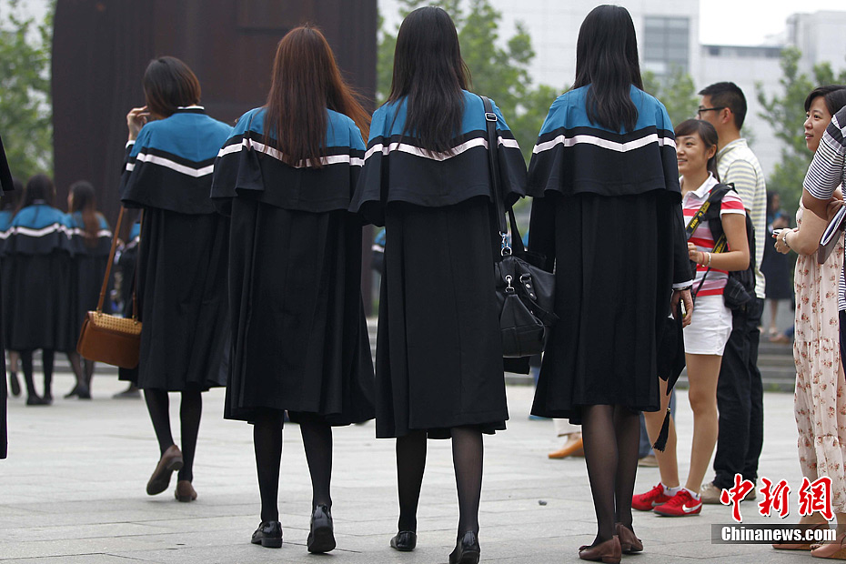 新版学士服亮相毕业典礼