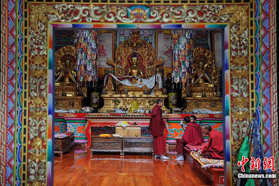 实拍香格里拉藏传佛教学院辩经