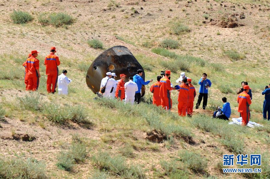 高清图神九返回舱成功着陆过程