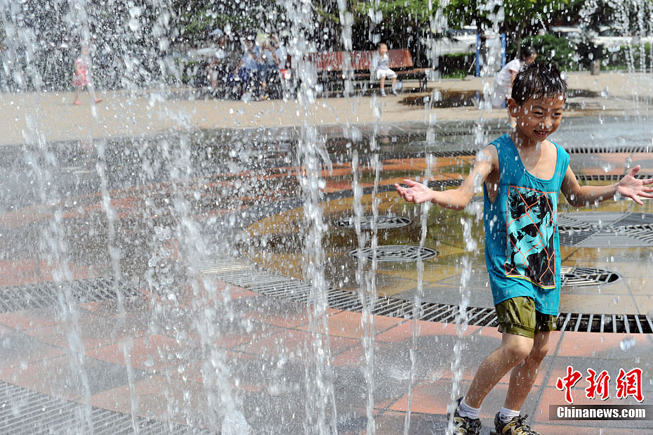 山西太原遇高温儿童戏水享清凉