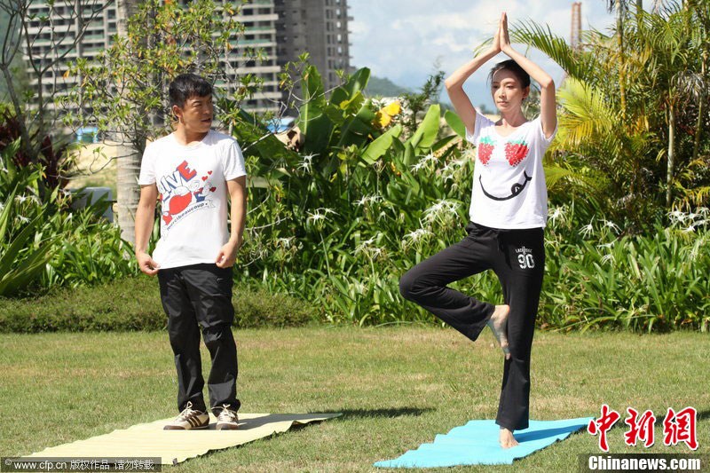 高温下拍《101次求婚》 林志玲片场教黄渤练瑜伽-中新网