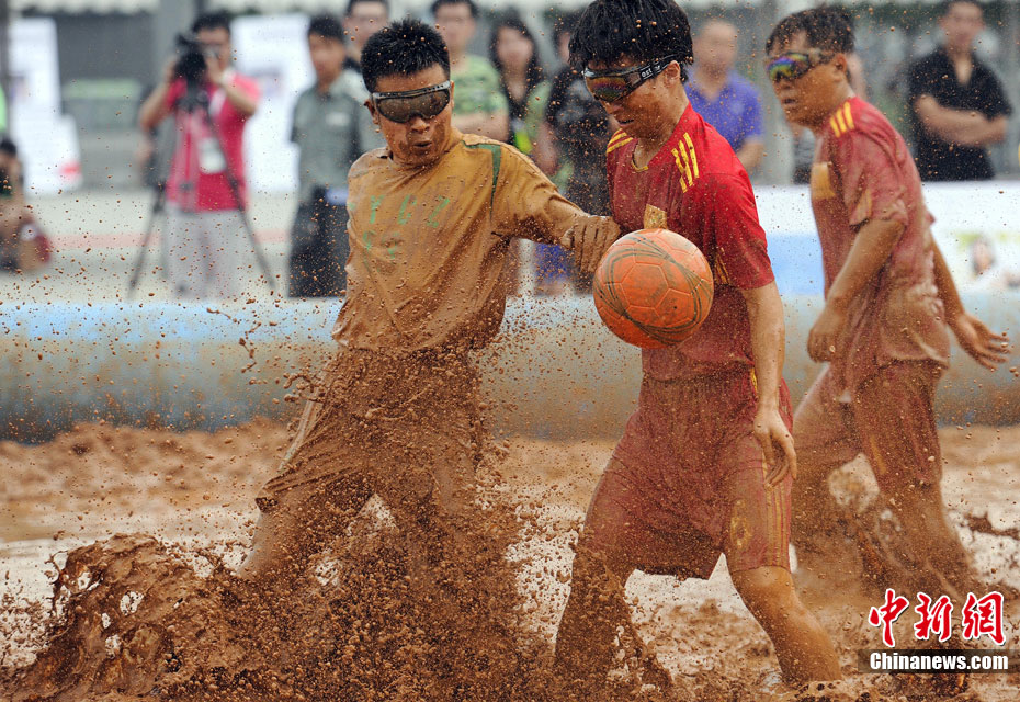 2012泥浆世界杯开赛 男女同场“拖泥带水”踢足球