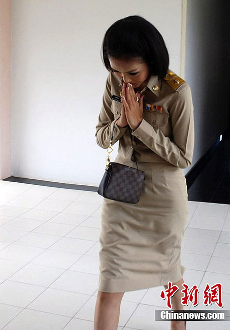 泰国首位变性省级委员着女性公务员服装办公