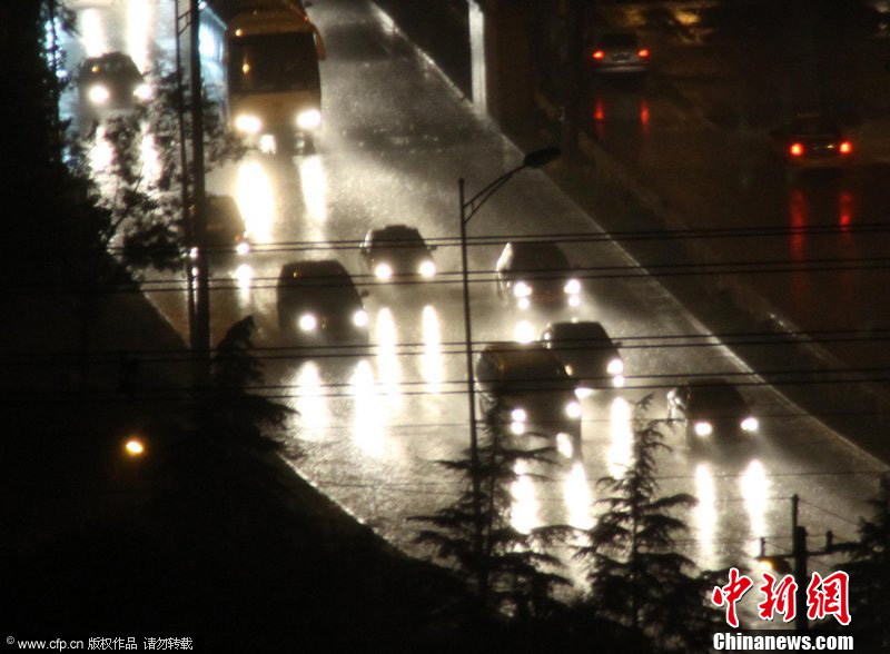 雷雨天气夜袭北京城