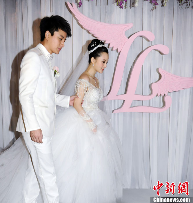 李小璐贾乃亮大婚现场——新郎新娘亮相