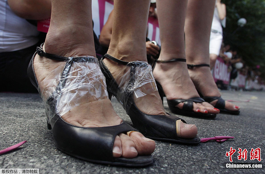 俄罗斯高跟鞋赛跑脚踩恨天高人仰马翻