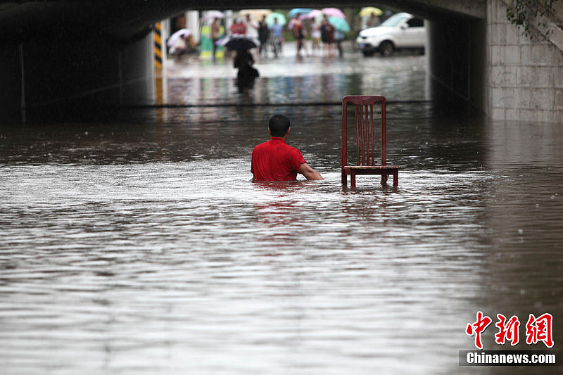 江苏连云港突降暴雨城区积水成河
