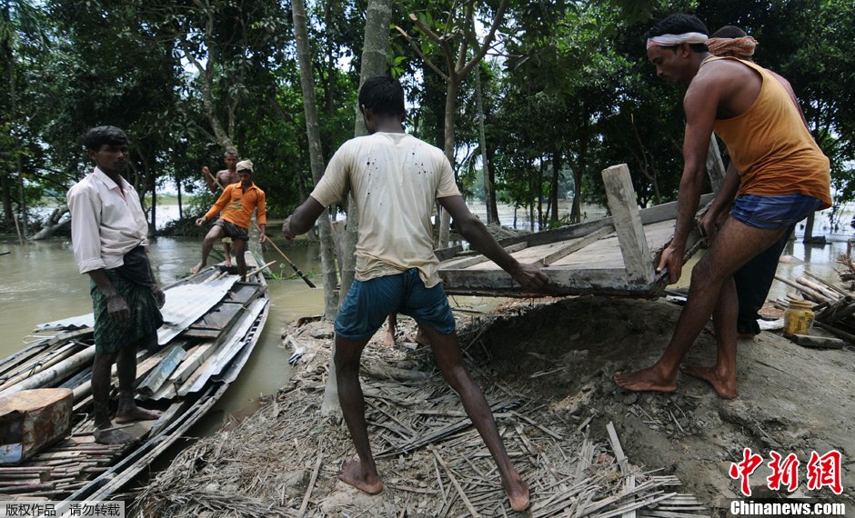 强降雨洪水致印度120人死亡 