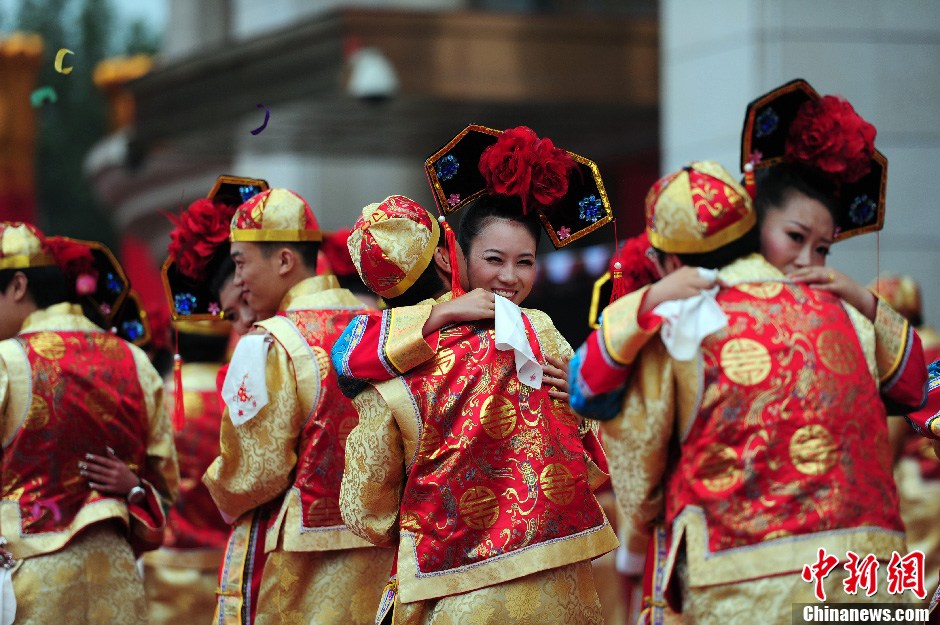 满族格格集体出嫁现场热吻秀恩爱