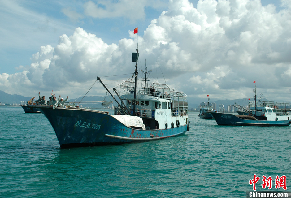 海南30艘渔船自组捕捞船队赴三沙渔场作业