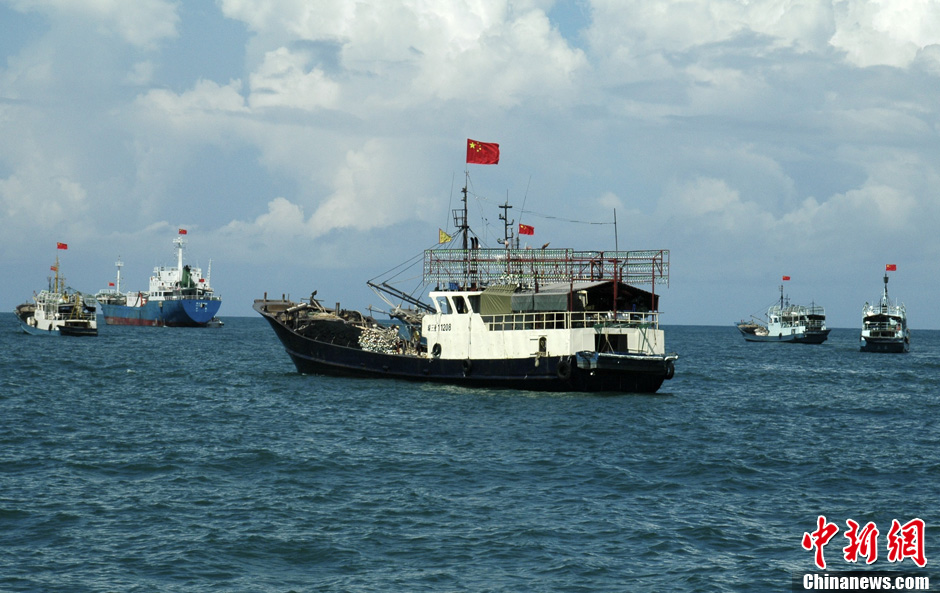 海南30艘渔船自组捕捞船队赴三沙渔场作业