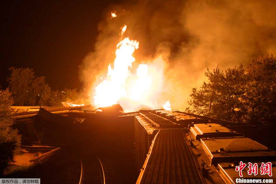 美国火车出轨引发大火百人疏散