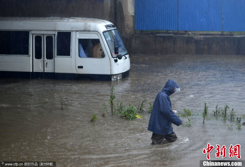 武汉暴雨导致多处渍水  城区再看海