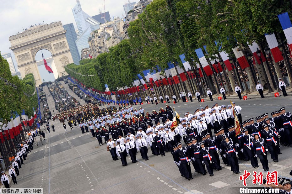 法国举行盛大阅兵式 庆祝国庆日