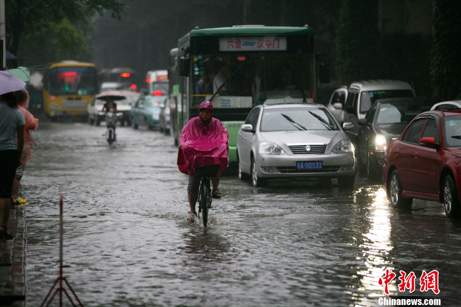 南京遭遇暴雨袭击 交通出行受影响