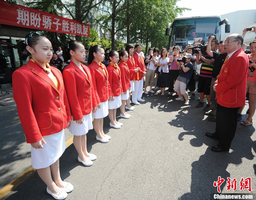 中国体操女队启程出征奥运
