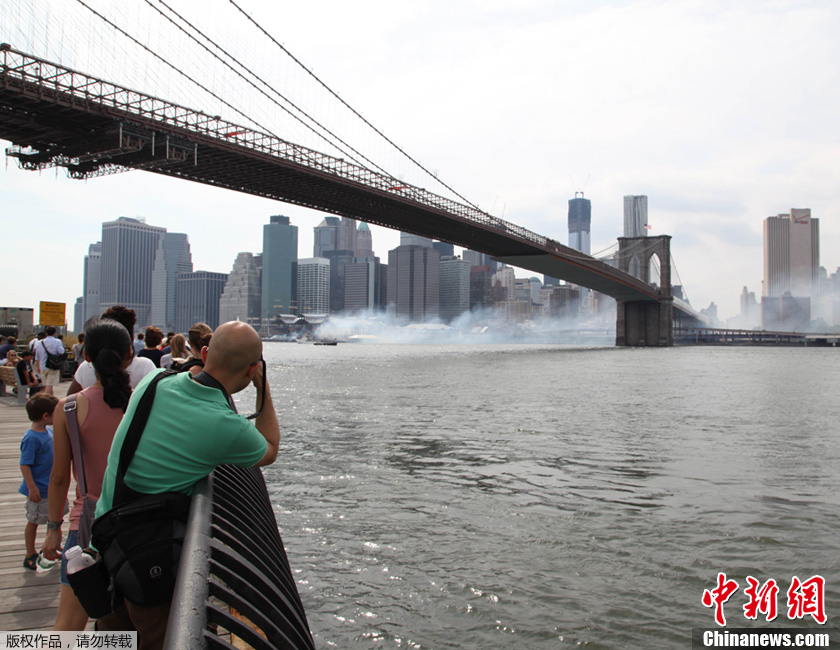 纽约曼哈顿百年码头着火