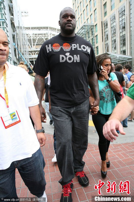 奥尼尔现身美国动漫展t恤仔裤一身休闲打扮