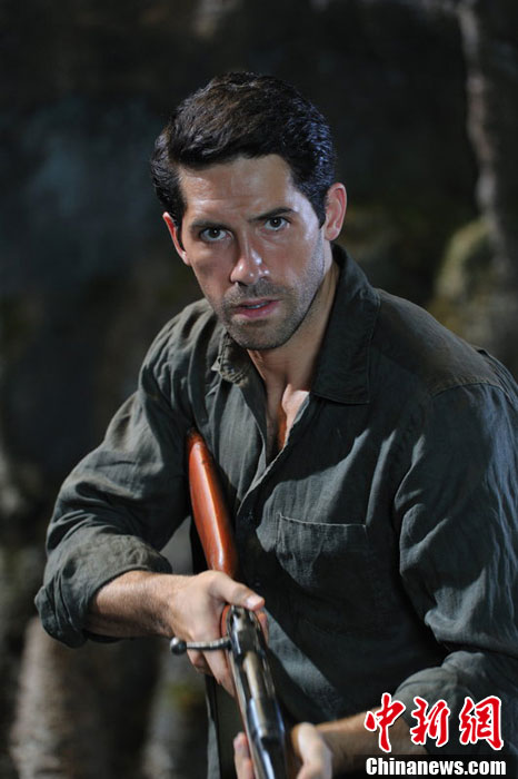 在艰辛探险路上擦出暧昧情愫的黄奕与斯科特·阿德金斯(scott adkins)