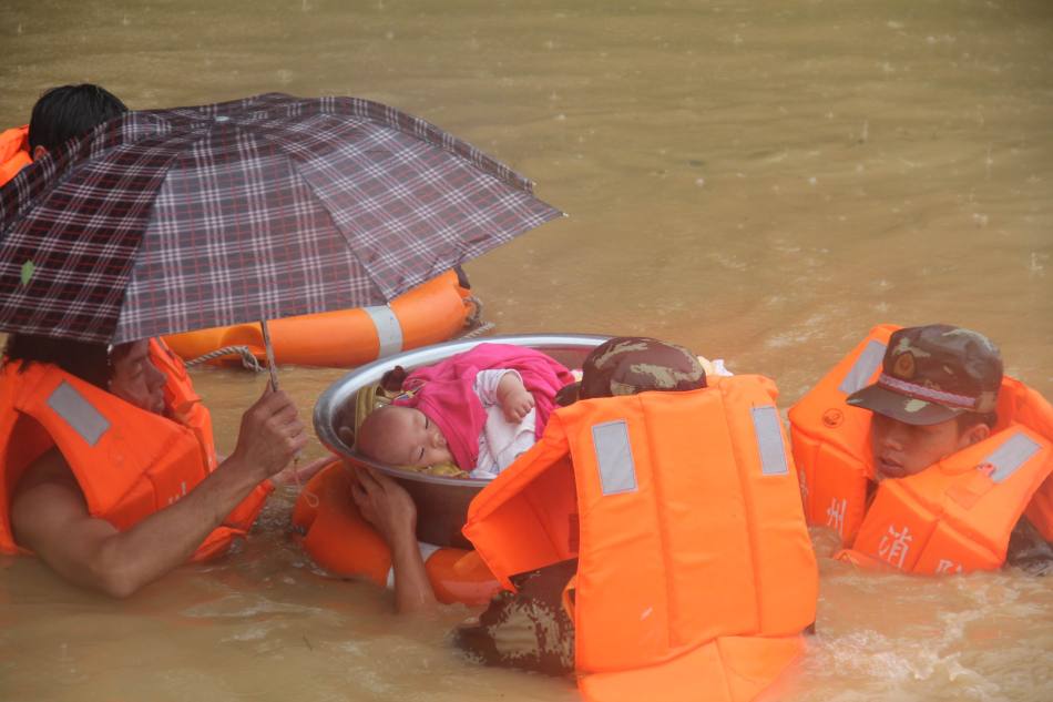 贵州多地遭暴雨袭击 消防官兵用脸盆转移婴儿