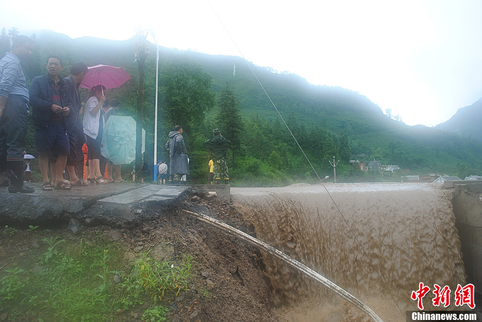 贵州毕节大雨致房屋被淹道路被冲毁