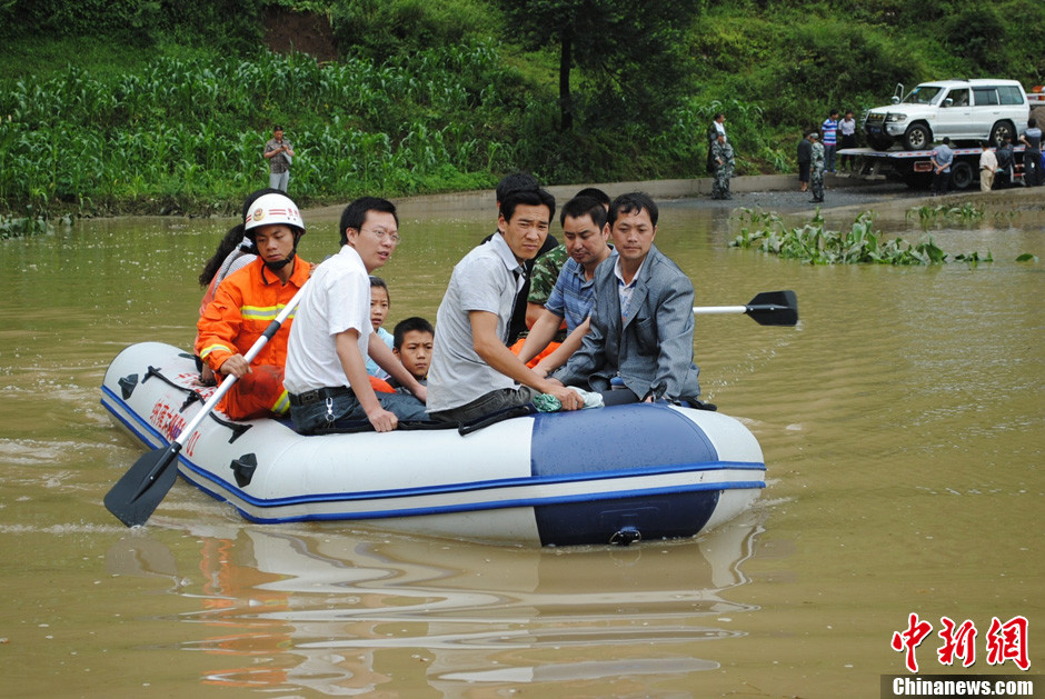 贵州毕节大雨致房屋被淹道路被冲毁