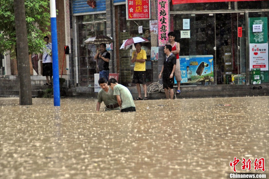 贵州三都县大雨致城区内涝 消防官兵抢险